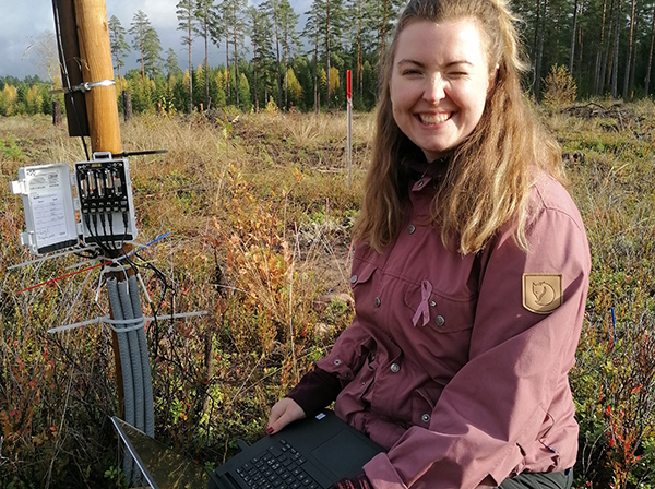 Felicia Lidman under arbete i fält.